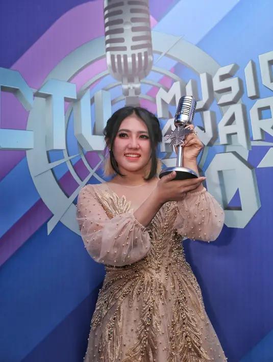 Penyanyi dangdut yang tengah naik daun itu meraih Penyanyi Dangdut Paling Ngetop 2018. Penyanyi yang terkenal dengan lagu Sayang itu berturut-turut dalam ajang yang sama. (Adrian Putra/Bintang.com)