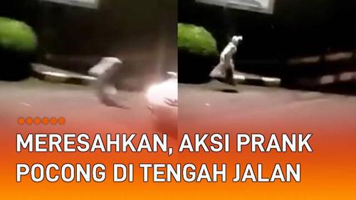 VIDEO: Meresahkan, Aksi Prank Pocong di Tengah Jalan Bahayakan Pengendara Bermotor