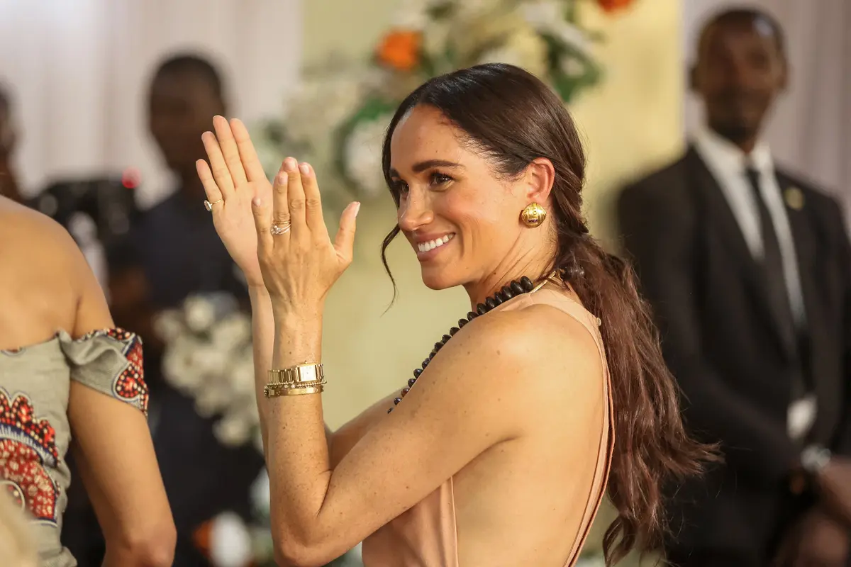 Kunjungi Nigeria Bareng Pangeran Harry, Gaun Meghan Markle Dituding Menghina Kerajaan Inggris