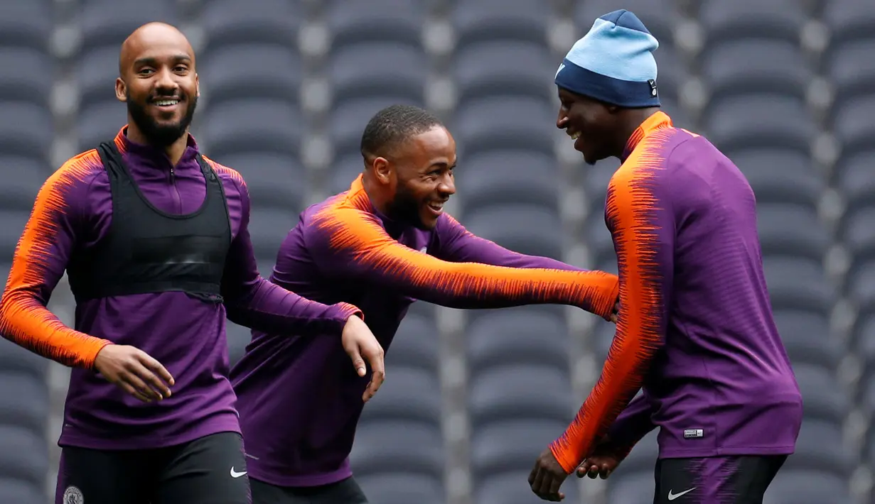 Pemain Manchester City Raheem Sterling, Fabian Delph, dan Benjamin Mendy bercanda saat berlatih jelang menghadapi Tottenham Hotspur pada leg pertama perempat final Liga Champions di Stadion Tottenham Hotspur, London, Inggris, Senin (8/4). (Reuters/John Sibley)