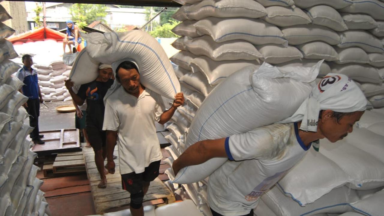 Bebera petugas gudang tengah memindahkan pupuk di salah satu gudang pupuk di wilayah Tasikmalaya, Jawa Barat.