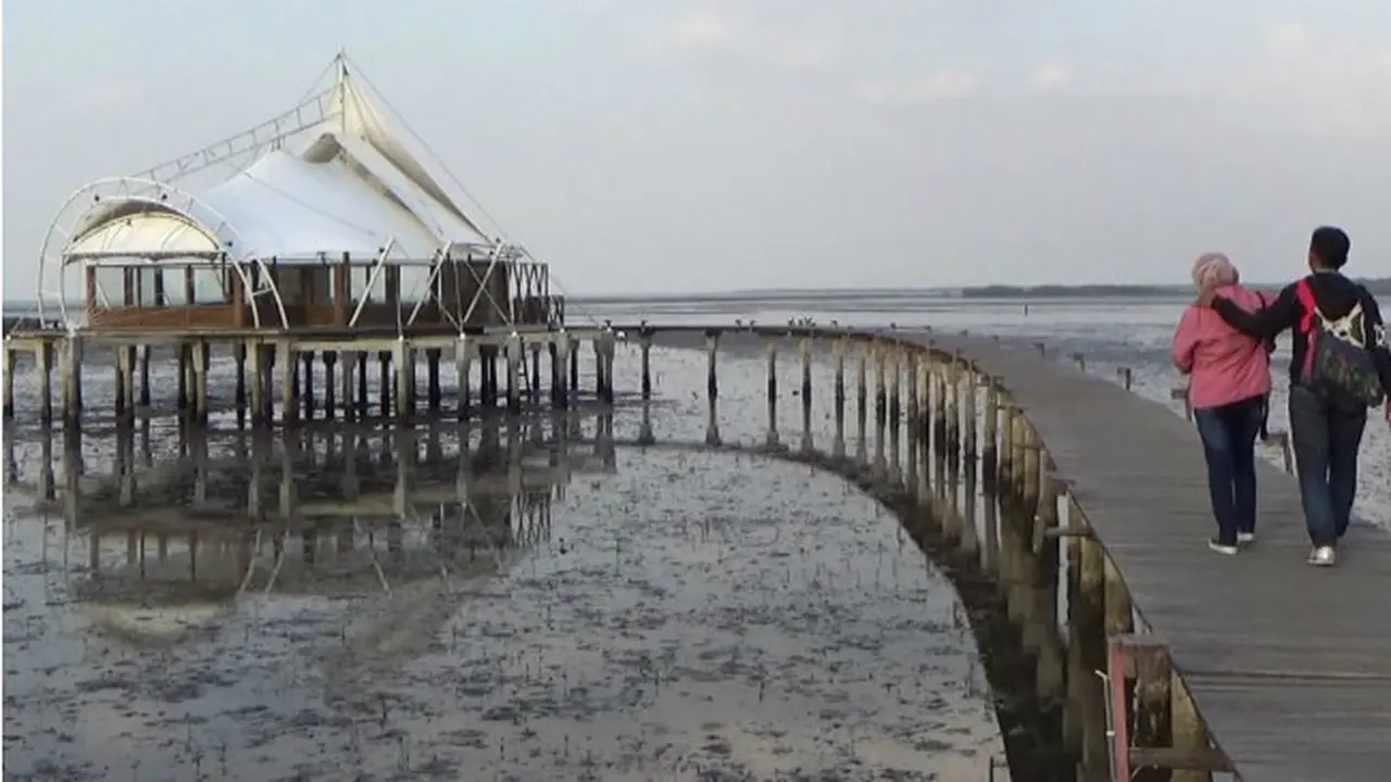 Indahnya Ngabuburit di Masjid Tengah Laut Probolinggo