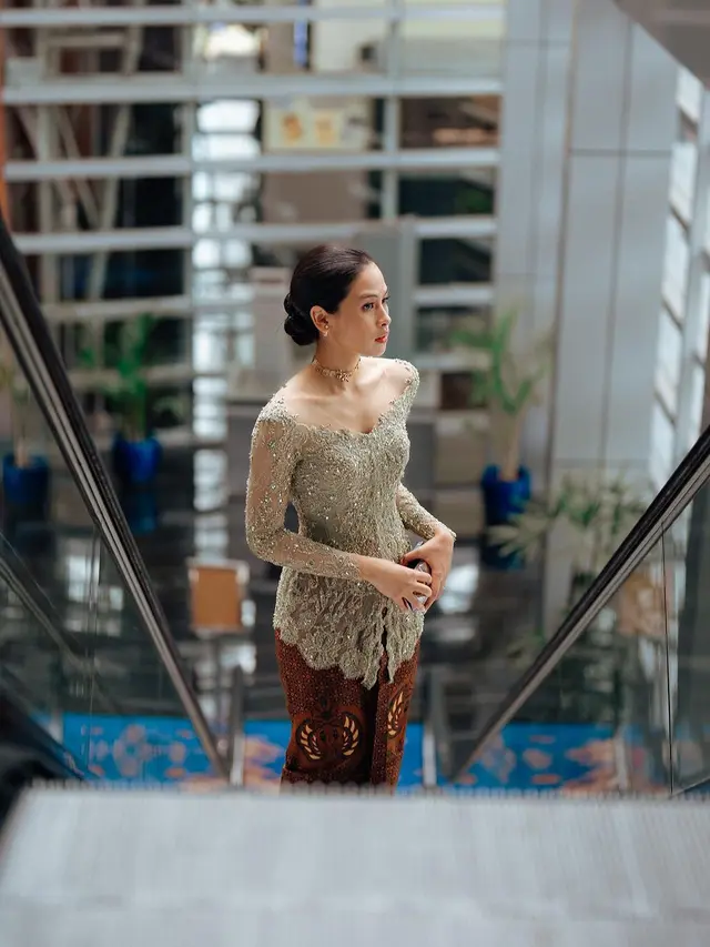 Maudy Ayunda berkebaya (Instagram/maudyayunda)