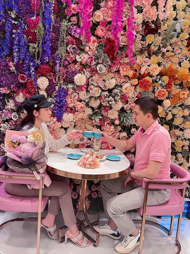 6 Potret Terbaru Ricky Subagja dan Istri yang Terpaut 26 Tahun, Pamer Kemesraan