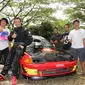 Pembalap, M Ichsan (baju balap hitam) berhasil mengunci juara di kelas Super Touring ISSOM (istimewa)