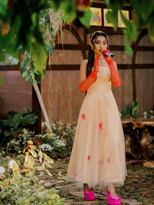 Penampilan Novia Bachmid mencuri perhatian dengan pesona ala princess di instalasi film Snow White [@noviabachmid]