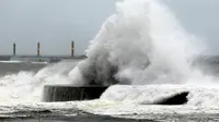 Dahsyatnya terjangan Topan Soudelor hingga membuat gelombang setinggi 14 meter. (Reuters)