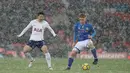 Pemain Tottenham Hotspur Son Heung-min Foyth berebut bola dengan pemain Rochdale, Callum Camps pada laga ulangan (replay) babak 16 besar Piala FA di Satdion Wembley, Kamis (1/3). Tottenham Hotspur maju ke perempat final usai menang 6-1. (AP/Matt Dunham)