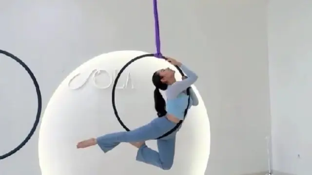 Potret Dinda Kirana saat Jalani Aerial Hoop (credit: instagram/dindakirana.s)