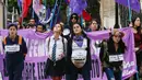 Para wanita saat berunjuk rasa menentang kekerasan gender pada Hari Internasional untuk Penghapusan Kekerasan terhadap Perempuan, di Valparaiso, Chile, (25/11). (REUTERS/Rodrigo Garrido)