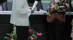 Ketua Dewan Masjid Indonesia Jusuf Kalla dan Wakil Ketum MUI Muhyiddin Junaidi berbincang usai rapat untuk mengeluarkan fatwa di Jakarta, Selasa (17/3/2020). MUI mengeluarkan Fatwa Nomor 14 Tahun 2020 tentang Penyelenggaraan Ibadah dalam Situasi Terjadi Wabah Covid-19. (Liputan6.com/Faizal Fanani)