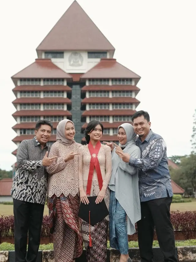 Wisuda Namira Adjani