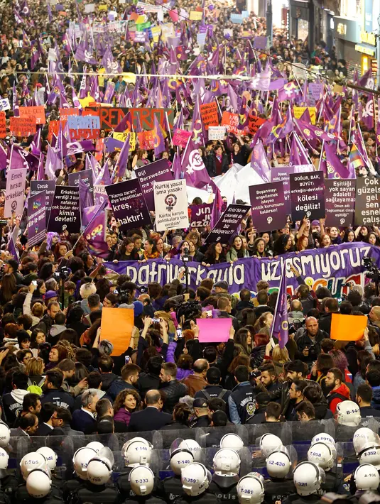Polisi menghalau pengunjuk rasa yang ingin menggelar pawai untuk memperingati Hari Perempuan Internasional di Istanbul, Turki, Jumat (8/3). Unjuk rasa berjalan relatif damai sebelum akhirnya terjadi keributan pada malam hari. (AP Photo/Lefteris Pitarakis)