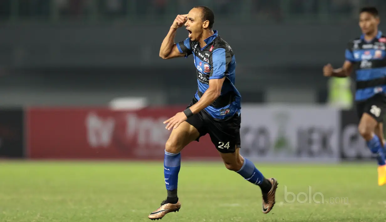 Pemain Madura United, Peter Odemwingie berada pada urutan pertama top scorer sementara Liga 1 2017. Peter telah mengoleksi sembilan gol hingga pekan ke-11.  (Bola.com/Nicklas Hanoatubun)