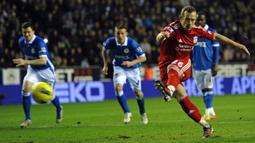 Gelandang Liverpool, Charlie Adam melepaskan tendangan penalti ke gawang Wigan Athletic pada laga Liga Inggris 2011/2012 di DW Stadium, Wigan (21/12/2011). Charlie Adam didatangkan Liverpool pada awal musim 2011/2012 dari Blackpool yang terdegradasi di akhir musim 2010/2011. Bersama Liverpool ia bertahan hanya semusim dan hanya tampil dalam 37 laga di semua ajang dengan torehan 2 gol dan 9 assist. (AFP/Paul Ellis)
