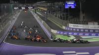 Pembalap Mercedes Lewis Hamilton memimpin balapan pada F1 GP Arab Saudi di Jeddah, Minggu, 5 Desember 2021. Kemenangan Lewis Hamilton membuatnya kini menyamai poin Max Verstappen di klasemen F1, yakni 369,5 poin. (AP Photo/Hassan Ammar)