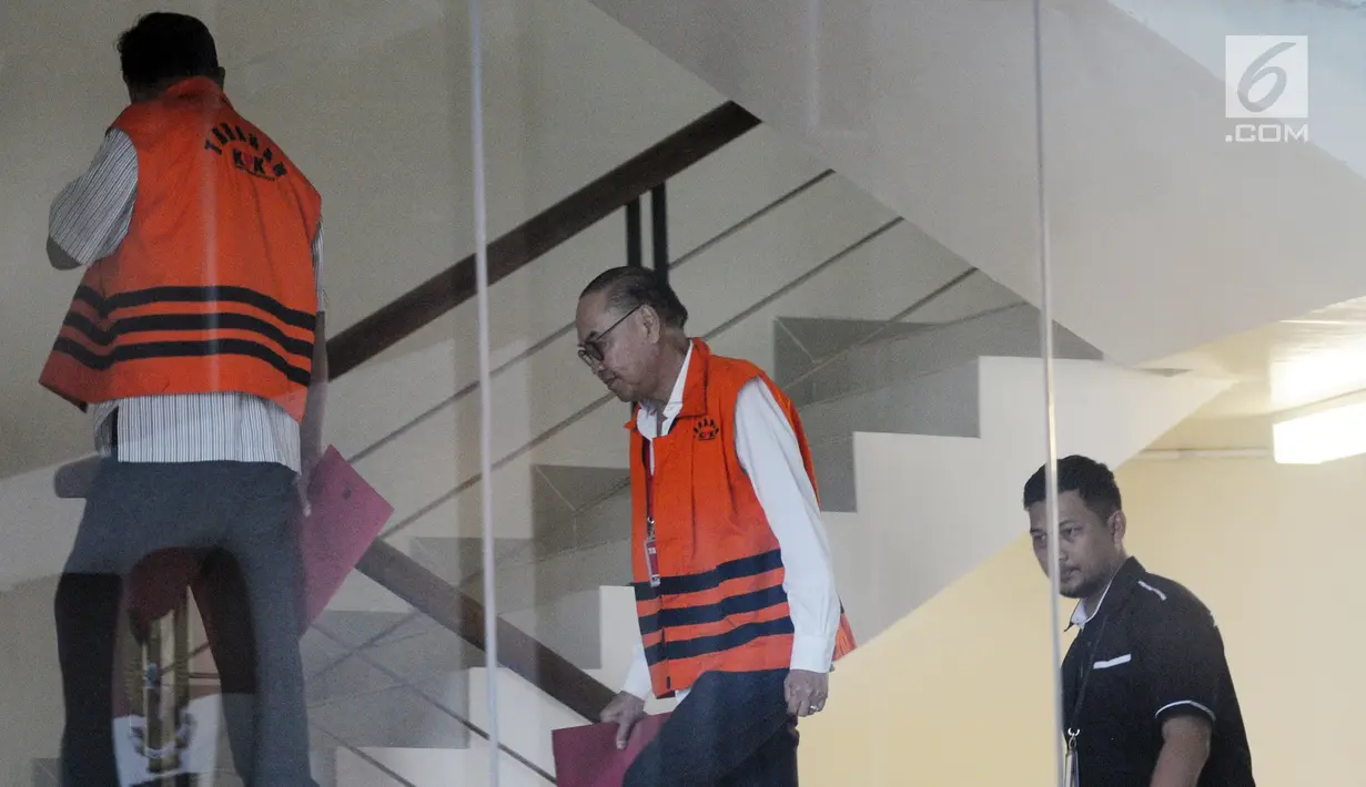 Dua tersangka Kadis PUPR Kabupaten Tulungagung nonaktif Sutrisno dan pemegang saham Blackgold Natural Resources Limited, Johannes Budisutrisno Kotjo bersiap menjalani pemeriksaan lanjutan di gedung KPK, Jakarta, Kamis (6/9). (Merdeka.com/Dwi Narwoko)