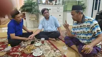 Koordinator Pekathik'e Mas Dar Aris Munandar, berdiskusi dengan KH Ali Qoisor dan kader Gerindra yang diproyeksikan maju dalam pemilihan Bupati Magelang, Majidun. Foto: liputan6.com/edhie prayitno ige&nbsp;