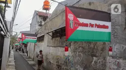 Sebagai bentuk dukungan terhadap Palestina yang kini sedang diserang Israel, warga Palmerah menghias kampung mereka dengan bendera dan spanduk Palestina. (Liputan6.com/Angga Yuniar)