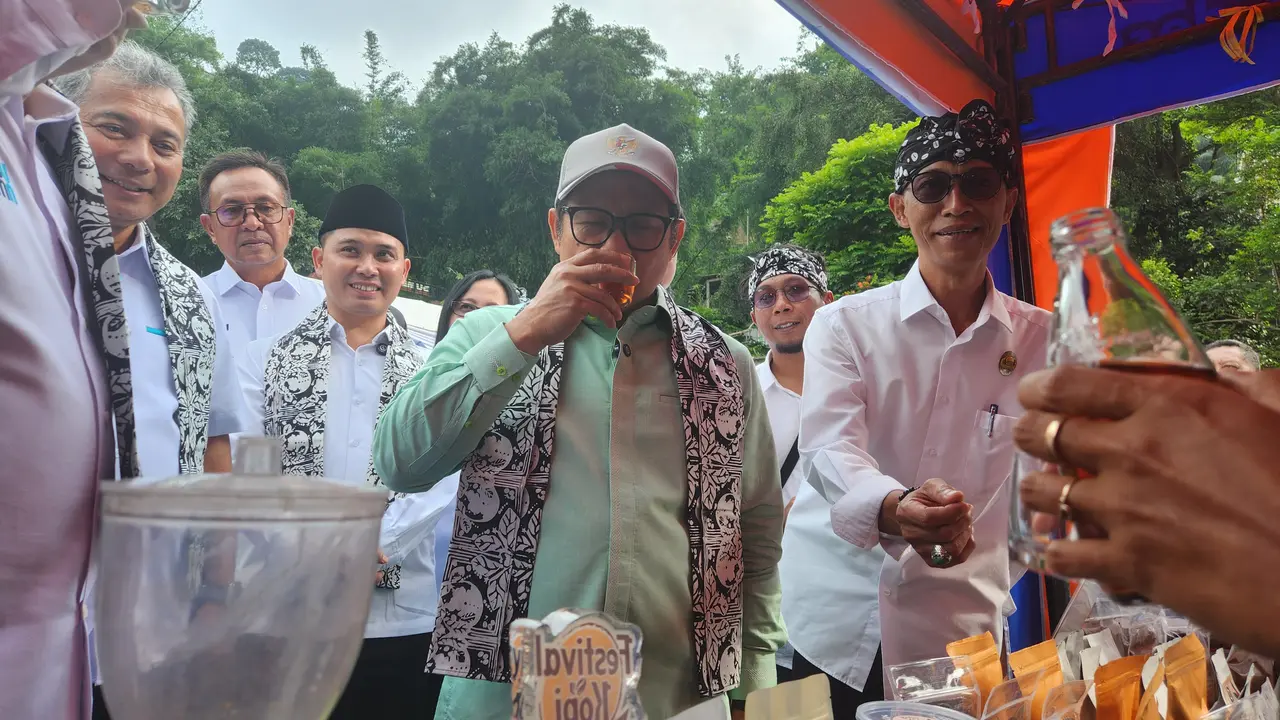 Menko Pemberdayaan Masyarakat, Muhaimin Iskandar saat menikmati minuman khas UMKM Desa BRILian, Ketapanrame, Kabupaten Mojokerto. (Liputan6.com/Dicky Agung Prihanto)