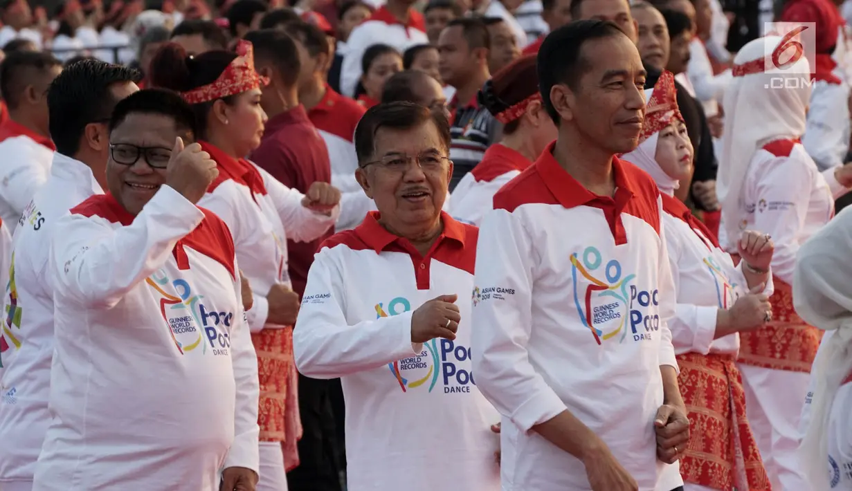 Presiden Joko Widodo bersama Wapres Jusuf Kalla, dan sejumlah pejabat negara menari Poco-Poco dalam rangka pemecahan rekor Guinness World Records di Lapangan Monas, Jakarta, Minggu (5/8). Acara ini diikuti 61 ribu peserta. (Merdeka.com/Iqbal S. Nugroho)