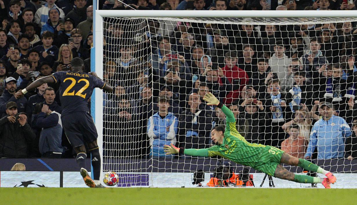 Laga berakhir imbang 1-1, Madrid menang adu penalti dengan skor 4-3. (AP Photo/Dave Shopland)