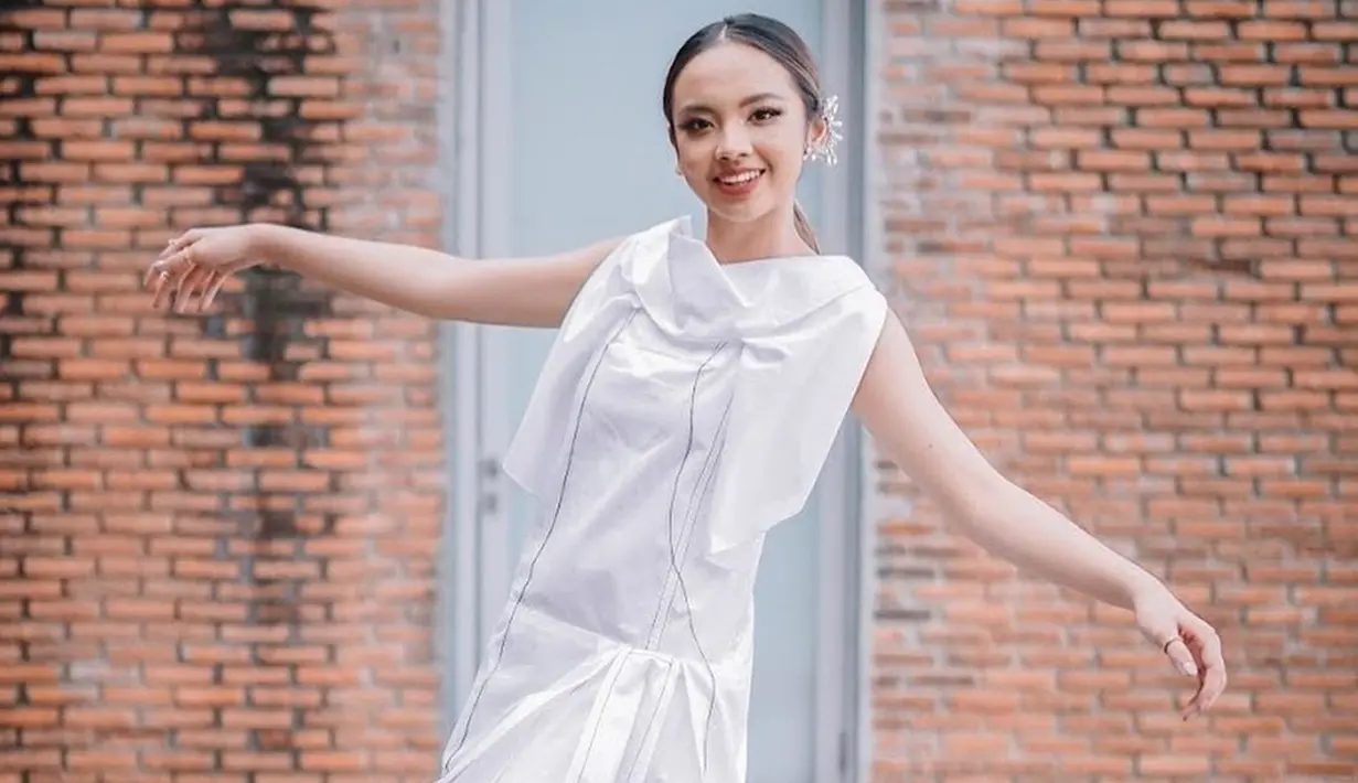 Lyodra sendiri memang cukup aktif mengunggah gaya OOTD di akun Instagram pribadinya. Penampilannya dengan dress berwarna putih ini juga membuatnya terlihat menawan. (Liputan6.com/IG/@lyodraofficial)