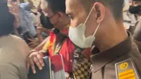 Momen Ferdy Sambo menggenggam Buku Hitam saat akan meninggalkan Pengadilan Negeri Jakarta Selatan (PN Jaksel). (Dok. Merdeka.com)