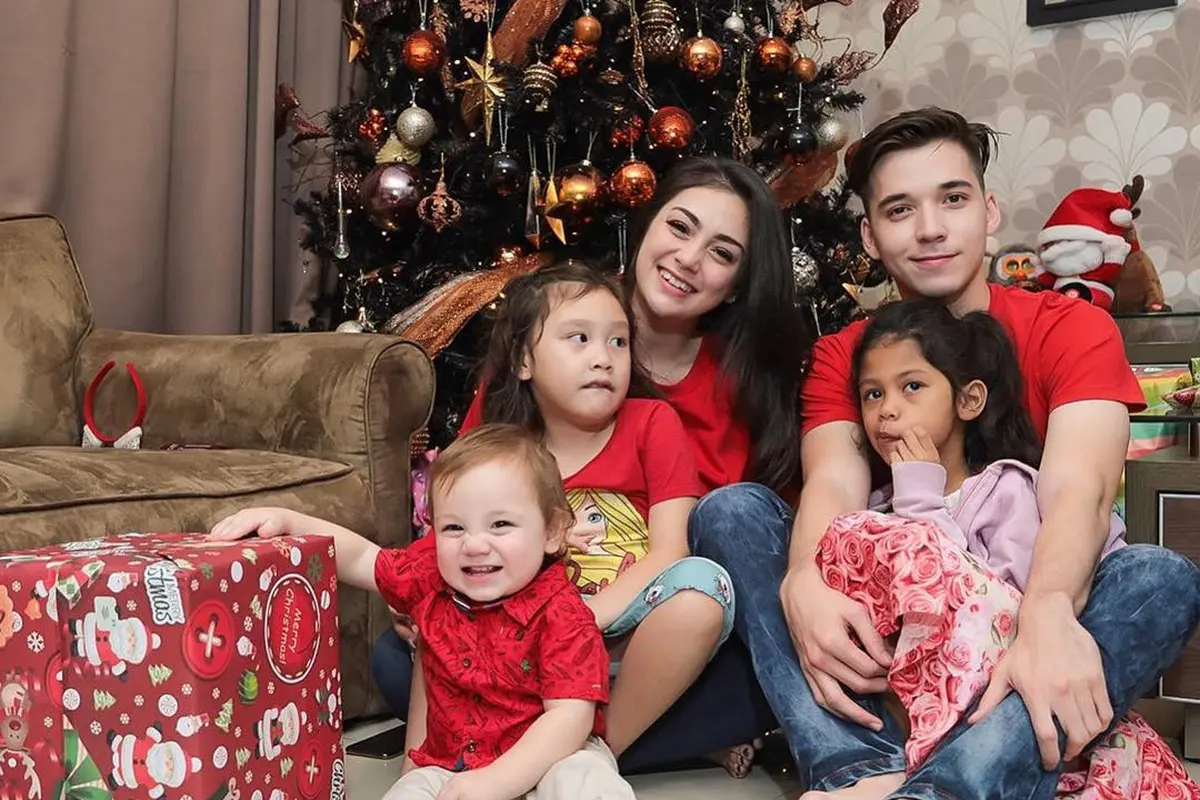 Tambah Momongan, 7 Potret Hangat Stefan William saat Asuh Anak