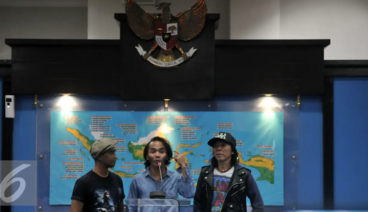 Grup Musik Slank memberikan sambutan saat melakukan pertemuan dengan Kepala BNN di Gedung BNN,  Jakarta, Kamis (17/3). Pertemuan untuk bersilaturahmi dan kerjasama untuk melakukan pemberantasan narkoba lewat lagu-lagu Slank. (Liputan6/Johan Tallo)