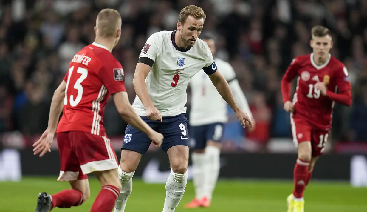 Harry Kane. Striker Tottenham Hotspur ini telah menjabat kapten Timnas Inggris sejak 2018. Three Lions dibawanya menjadi peringkat ke-4 Piala Dunia 2018 dan runner-up Euro 2020. Total telah mengoleksi 65 caps dengan mencetak 41 gol sejak debutnya pada 27 Maret 2015. (AP/Kirsty Wigglesworth)