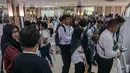 Kegiatan yang dikhususkan bagi warga ber-KTP Surabaya ini menjadi langkah nyata pemerintah kota dalam membuka akses kerja yang lebih inklusif. Tampak dalam foto, para penyandang disabilitas menunggu untuk menyerahkan formulir lamaran mereka dalam bursa kerja yang diselenggarakan pemerintah daerah di Surabaya, Jawa Timur, pada Selasa 25 November 2025. (JUNI KRISWANTO/AFP)