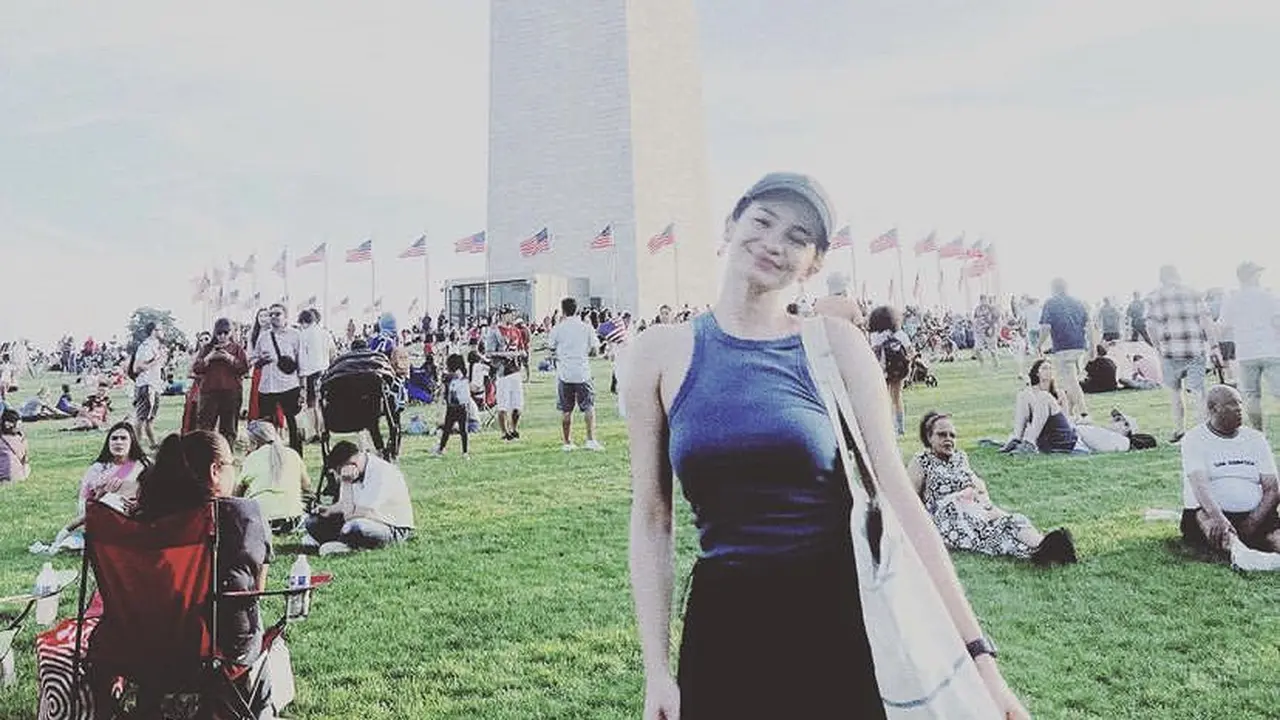 Gaya Santai Enzy Storia bersama suami di Amerika Serikat