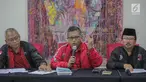 Sekjen PDIP Hasto Kristiyanto (tengah) didampingi Kepala BSPN PDIP Arif Wibowo dan Ketua Bidang Bappilu DPP PDI Perjuangan (PDIP), Bambang DH saat mengumumkan hasil pemilihan presiden 2019 dan legislatif di kantor DPP PDIP, Jakarta Pusat, Senin (22/4). (Liputan6.com/Faizal Fanani)