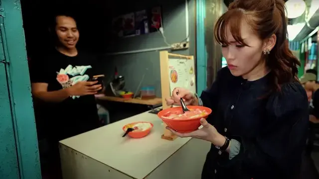 6 Potret Ayu Ting Ting Makan di Pinggir Jalan, Aksi ketika Jajan di Blok M Banjir Pujian