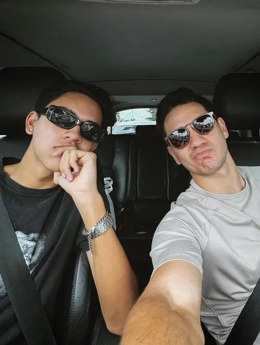 <p>Jason Deandra White adalah anak sulung dari pasangan Andrew White dan Nana Mirdad yang kini telah beranjak dewasa. [Foto: Instagram/andrew.white._]</p>