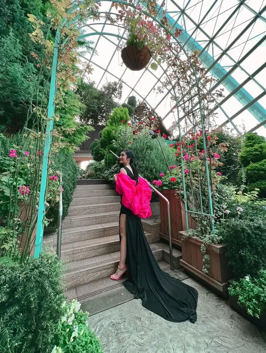 Wanita kelahiran 1996 ini tampak menawan dengan gaun hitam perpaduan pink tanpa lengan berbelahan tinggi. Rambutnya yang dibiarkan terurai, membuat Febby makin memukau.(Liputan6.com/IG/@febbyrastanty)