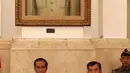 Presiden Jokowi (kiri) didampingi Wapres Jusuf Kalla usai memberi arahan dalam Sidang Kabinet Paripurna, Jakarta, Senin (9/4). Sidang membahas ketersediaan anggaran dan pagu indikatif serta prioritas nasional tahun 2019. (Liputan6.com/Angga Yuniar)