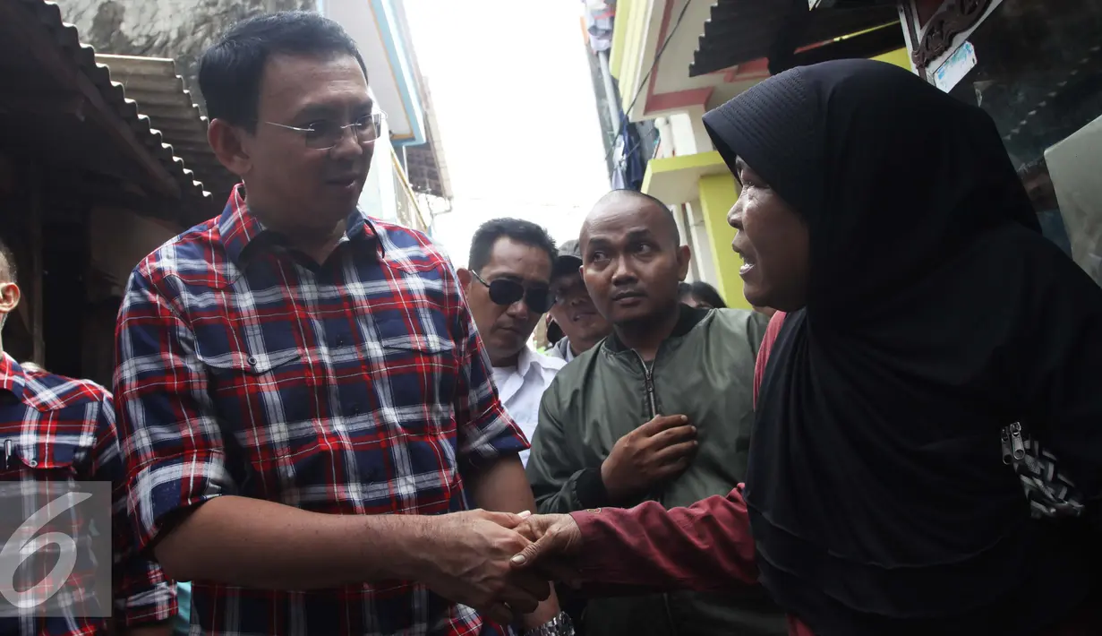 Ahok bersalaman dengan warga saat blusukan di Marunda, Cilincing, Jakarta, Rabu (2/1). Selain itu Ahok juga meminta warga untuk membangun Ruang Publik Terpadu Ramah Anak (RPTRA) di lingkungannya. (Liputan6.com/Gempur M. Surya)