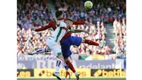 Pemain Atletico Madrid, Yannick Ferreira-Carrasco berebut bola dengan pemain Granada CF Cristiano Biraghi (kiri) pada lanjutan La Liga Spanyol di Stadion Vicente Calderon, Madrid (17/4/2016) malam WIB. (REUTERS/Sergio Perez)