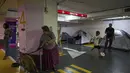 Ratusan warga Israel memilih menghabiskan malam atau beristirahat di salah satu garasi parkir bawah tanah, Tel Aviv, Israel, Senin 23 Juni 2025. (AP Photo/Oded Balilty)