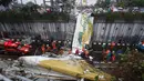 Petugas berusaha memotong bagian JPO yang roboh di Jalan Raya Pasar Minggu, Jakarta Selatan, Sabtu (24/09). Identitas korban meninggal masih belum teridentifikasi. (Liputan6.com/Immanuel Antonius)