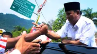 Kehadiran capres Prabowo Subianto bersama petinggi elite parpol koalisi Merah Putih di Lapangan Dolog, Karanganyar, Subang, Jawa Barat, membuat heboh warga di lokasi tersebut.