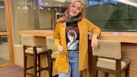 Putri Delina, putri cantik Sule yang kerap tampil stylish dalam balutan hijab. (dok. Instagram @putridelinaa/https://www.instagram.com/p/BtXbA0WHx4c/Putu Elmira)
