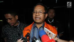 Tahan Manahan Panggabean usai  menjalani pemeriksaan di KPK, Jakarta, Senin (13/8). Tahan Manahan resmi ditahan terkait suap Pengesahan Perubahan APBD 2013, 2014 dan 2015 oleh mantan Gubernur Sumut Gatot Pujo Nugroho. (Merdeka.com/Dwi Narwoko)