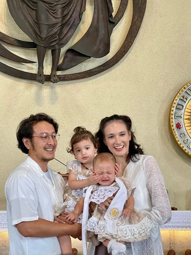6 Momen Baby Djala Anak Nadine Chandrawinata dan Dimas Anggara di Baptis, Pakai Gaun Warisan