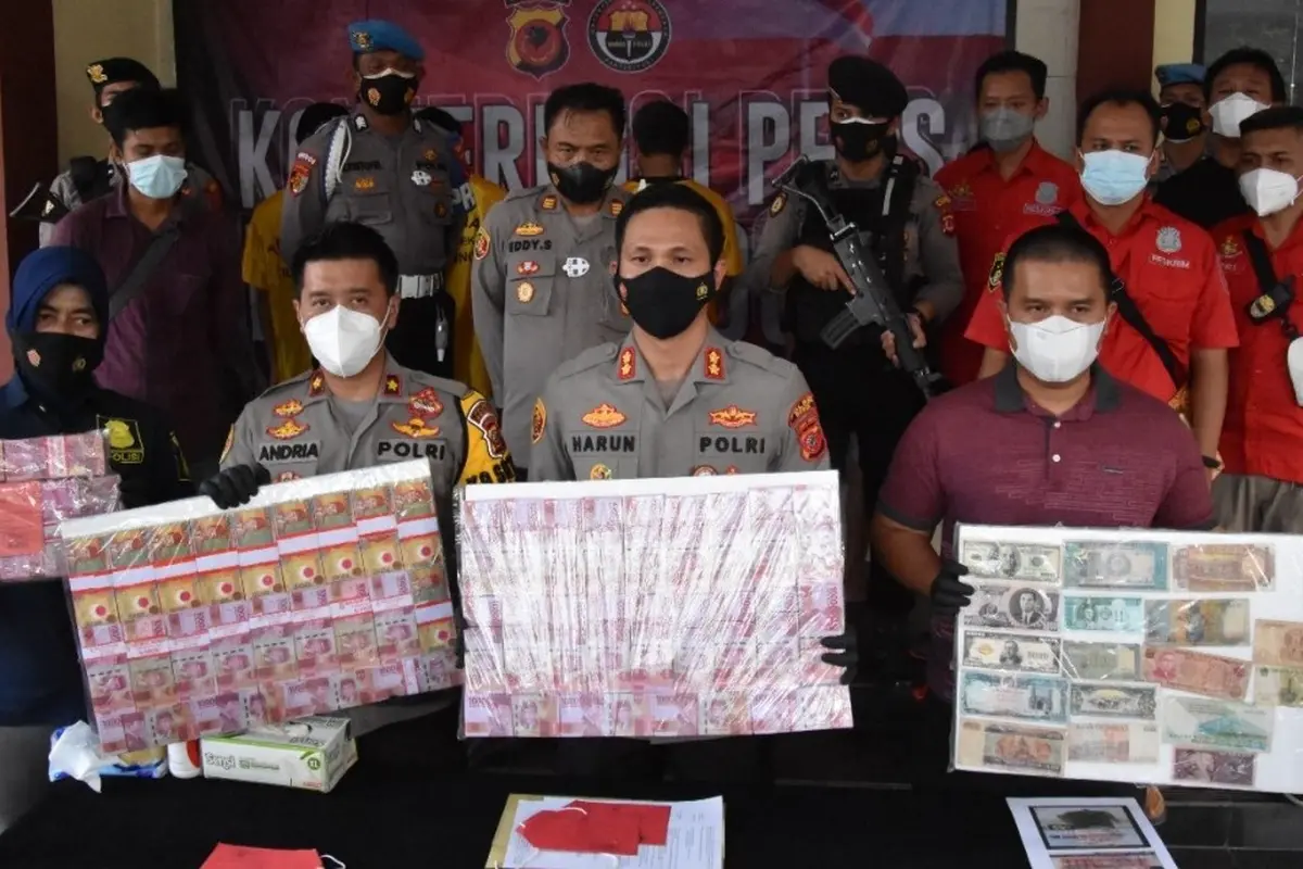 Polisi Menangkap Diduga Pelaku Penipuan dan Peredaran Uang Palsu.