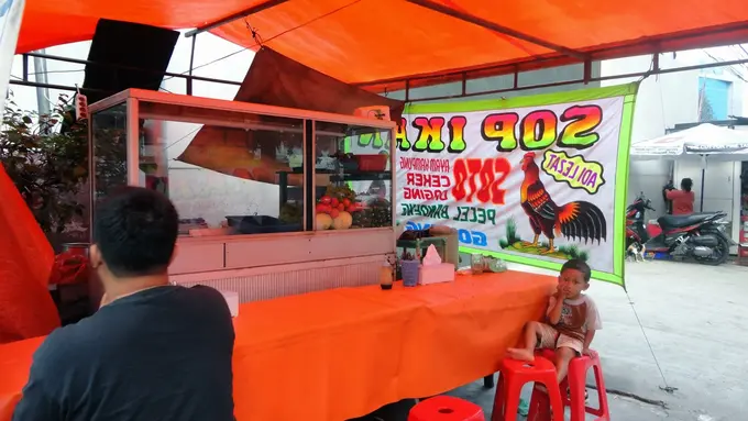 [Bintang] Bukan Sombong, Ini Alasan Kenapa Cewek Nggak Mau Makan di Kaki 5