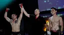Juri mengangkat tangan salah satu pemenang pada ajang XXC Championship 2015 yang dihelat di Embrio Markas Cafe, Jakarta, Minggu (12/04/15). Kejuaraan memperebutkan gelar Indonesia Extreme Cage Champtionship 2015. (Liputan6.com/Faisal R Syam)