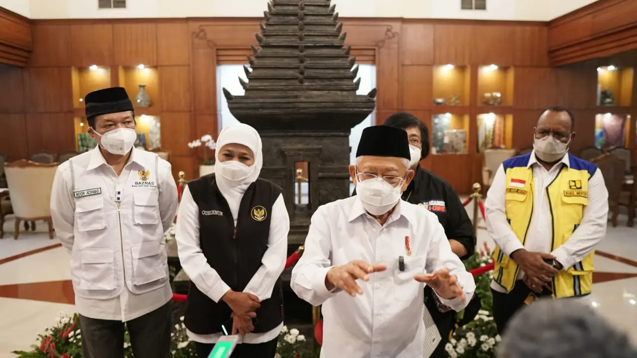 Wapres Maruf Amin saat rapat vitual membahas Gunung Semeru di Bandara Juanda. (Dian Kurniawan/Liputan6.com)